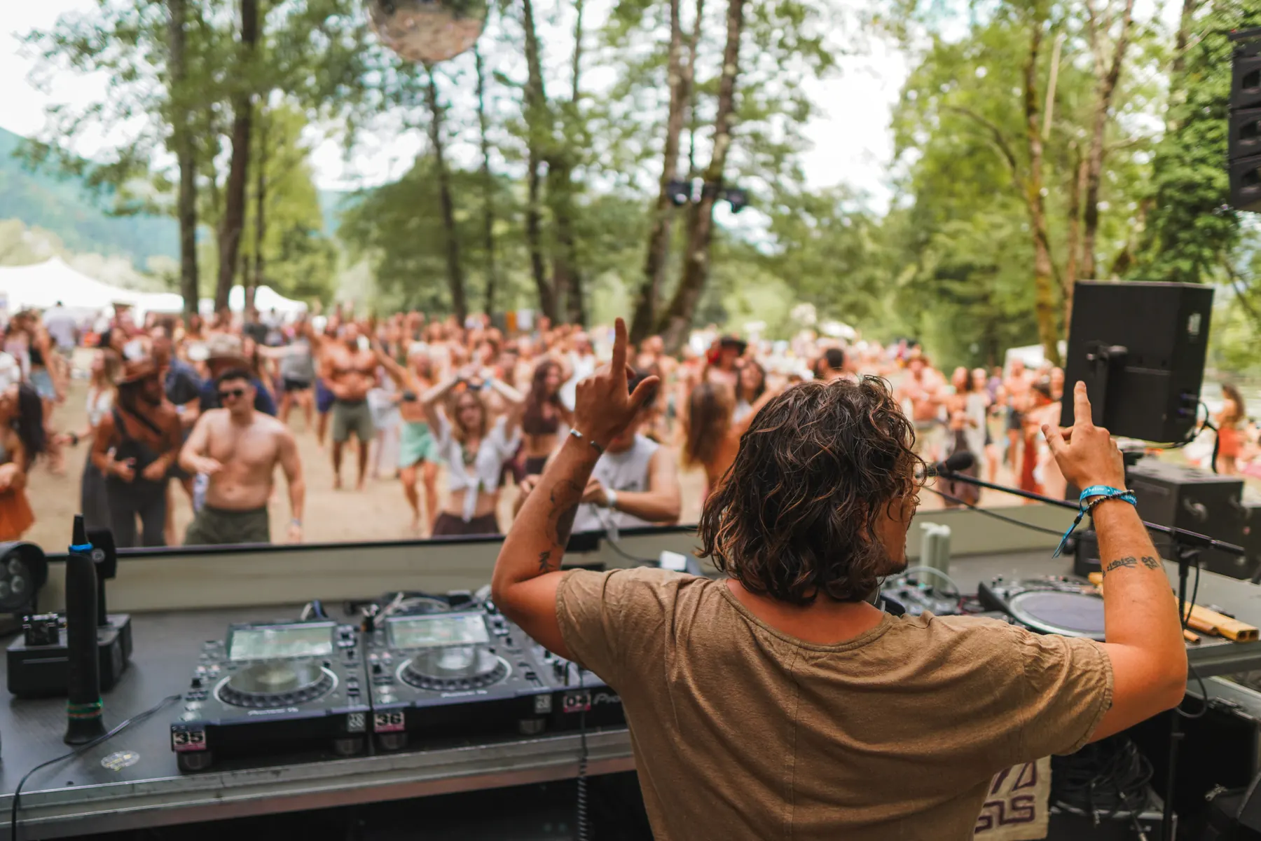 Jasileo pointing up to a forest dancefloor full of people